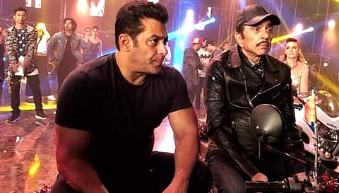 Salman Khan and Dharmendra Deol, the photo was uploaded by Dharmedra on Twitter.