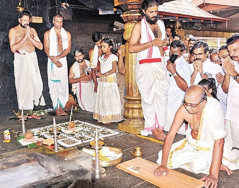 Astrologer Irinjalakuda Padmanabha Sharma conducting the ‘Ashtamangala  Devaprasnam’ in front of the sreekovil of Sabarimala Lord Ayyappa temple on Friday | SHAJI VETTIPURAM