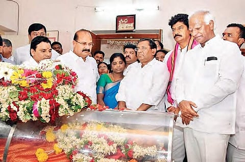 Deputy chief minister Kadiyam Srihari, Warangal Urban collector Amrapali Kata, police commissioner V Ravinder and many others paying last respects to Nerella Venu Madhav, in Warangal on Tuesday evening | Express photo