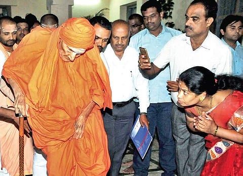 Sri Shivakumara Swami arrives at Siddaganga Mutt in Tumakuru on Thursday after being dischargd from BGS Hospital, Kengeri, on Thursday | express