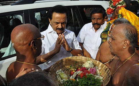 Tiruchy Tamil Nadu DMK working president MK Stalin is given special honour by the priests of Srirangam Renganathar temple in front of its entrance on Friday. (EPS | M K Ashok Kumar)