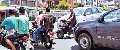 Irregular traffic movement at one of the cross sections in Vijayawada on Sunday | P Ravindra Babu