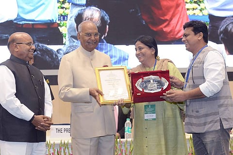 President Ram Nath Kovind presents outstanding services in the field of Prevention of Alcoholism and Substance (Drug) Abuse in New Delhi . (Twitter/@rashtrapatibhvn)