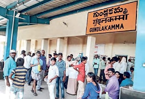 Passengers face harrowing time as Dhone-Guntur Passenger halted  at Gundlakamma station for nearly two hours | Express