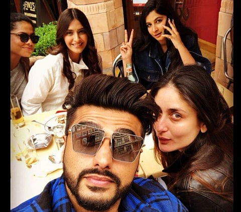 (L-R) Samyukta Nair, Sonam Kapoor, Rhea Kapoor, Kareena Kapoor and Arjun Kapoor (Twitter Photo)