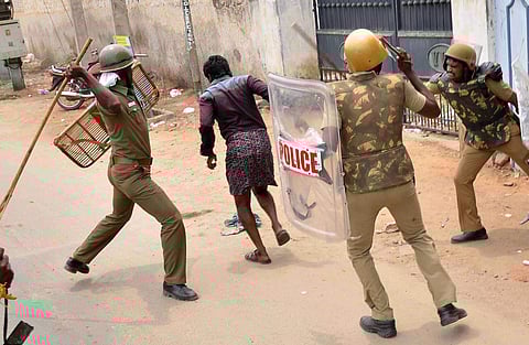 Police resort to heavy lathi-charge at the relatives and protestors gathered at the Thoothukudi Government Hospital. (EPS | V Karthikalagu)