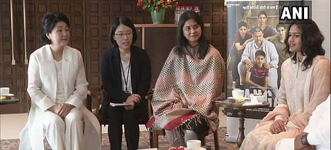 Indian wrestler sisters Geeta Phogat and Babita Phogat, along with their family, met the South Korean first lady Kim Jung-sook at New Delhi (Photo | ANI Twitter)