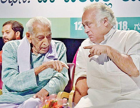 Congress leader Jairam Ramesh and freedom fighter H S Doreswamy during a discussion on simultaneous elections to state assemblies and Lok Sabha in Bengaluru on Thursday | Shriram b n