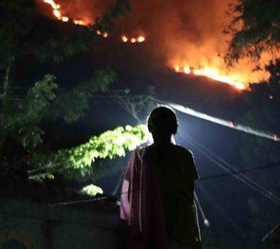 Forest Fire is seen at Kurangani near Bodi in Theni district on Sunday. | (Photo | P. Mahendran/EPS)