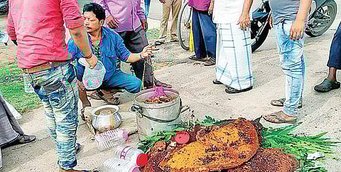 Bengali nomads busy selling honey in Vellore on Wednesday (Photo | EPS)
