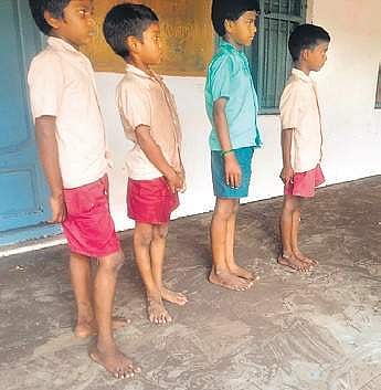 Floor of Pudhukuppam Elementary School covered with dust | Express