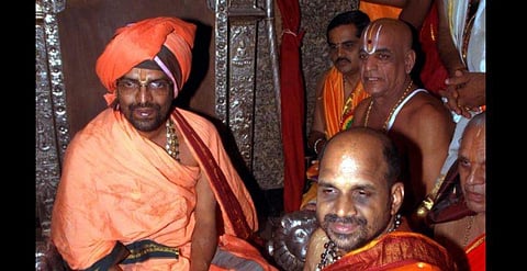 Paryaya seer Sri Shiroor Laksmivaratheertha Swami  (L) being greeted by Sri Sugunendra Thirtha Swami of Puttige during Paryaya programme in Udupi . (File Photo | EPS)