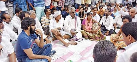 Pawan Kalyan interacts with farmers at Undavalli on Sunday | P Ravindra Babu