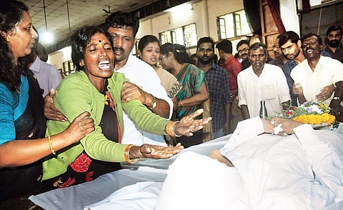 Abhimanyu’s distraught parents Manoharan and Bhoopathy break down after seeing the mortal remains of their son at Maharaja’s College on Monday | A Sanesh