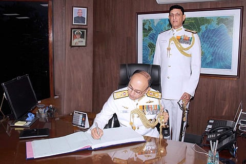 Vice Admiral Anil Kumar Chawla, AVSM, NM, VSM, has taken over the reins of Southern Naval Command (SNC) as its 28th Flag Officer Commanding- in-Chief. (Photo: Twitter/@indiannavy)