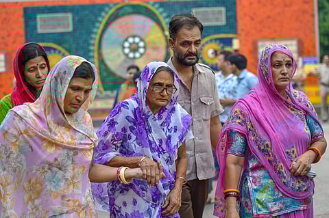 Relatives mourn during cremation of the 11 members of a family who were found hanging in their house in Burari at Nigambodh Ghat in New Delhi. (File photo | PTI)