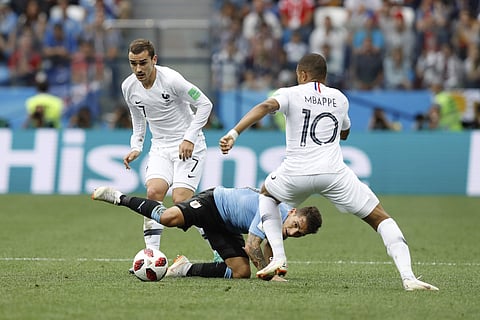France's Antoine Griezmann, left, runs with the ball during the quarterfinal match between Uruguay and France at the 2018 soccer World Cup in the Nizhny Novgorod Stadium, in Nizhny Novgorod, Russia, Friday, July 6, 2018. | AP