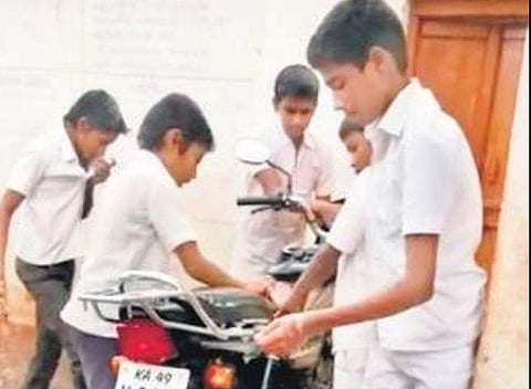 After the video clips were widely circulated, several netizens expressed shock and anger at the school management’s actions and