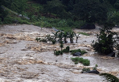 Water started entering the shops at Cheruthoni town, with its fury taking on an ominous tone (EPS | A Sanesh)