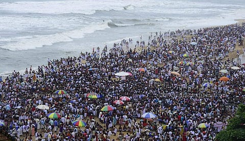 Hundreds of people flocked to Varkala Papanasam beach, Thiruvallam Sree Parasurama temple, Shangumugham beach and various temples in the district. However, no untoward incidents have been reported. In image: Varkala Papanasam beach on Saturday 11 August 2