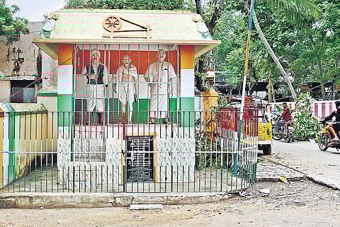 The shrine for Mahatma Gandhi, K Kamaraj, and Bharatiyar is maintained by the locals  Nakshatra Krishnamoorthy, D Sampathkumar