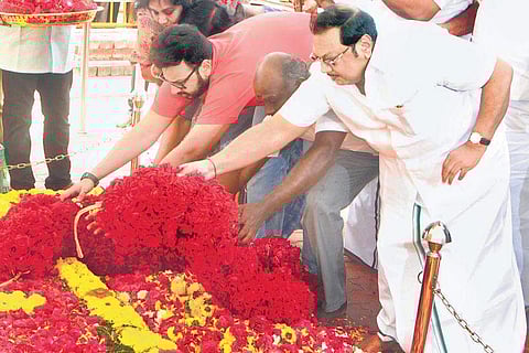 M K Alagiri paying his respects at the samadhi of his father M Karunanithi on Monday |  Express