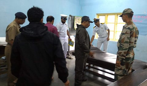 Indian navy officials setup a relief camp in Aluva,Ernakulam on Wednesday. ( Photo | EPS)