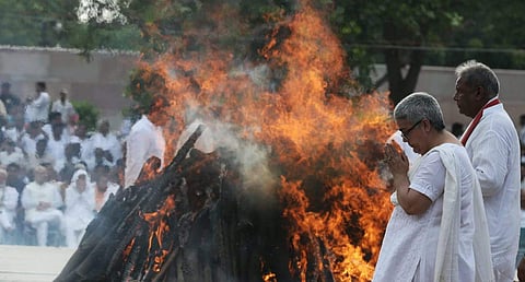 Foster daughter Namita Kaul Bhattacharya lit the pyre as cries of 'Atal Bihari Amar Rahe' reverberated. (Photo | Shekhar Yadav/EPS)