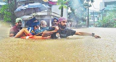 A residents of Company padi in Kochi, Kerala, being carried to safety (Photo|  Albin Mathew/EPS)