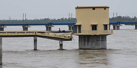 The damaged pillar of the collective well due to gushing waters of Kollidam river in Tiruchy. (Photo | EPS/MK Ashok Kumar)