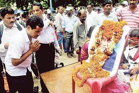 School teachers paying floral tributes to former Prime Minister Atal Bihari Vajpayee at lower PMG in Bhubaneswar on Friday | Express