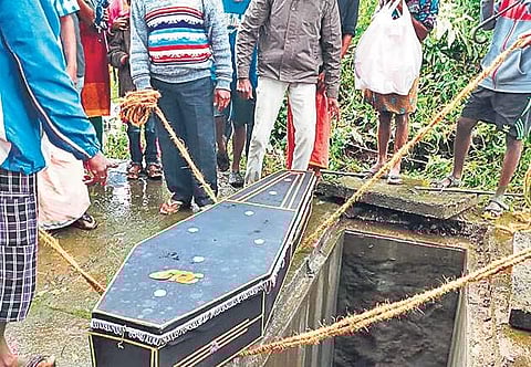 Subrahmanyan being buried at the Pallivasal church cemetery | EXPRESS