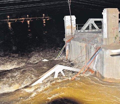 A portion of the Old Steel Bridge in Kollidam getting submerged in the strong current in Tiruchy during the wee hours of Sunday | S Arun