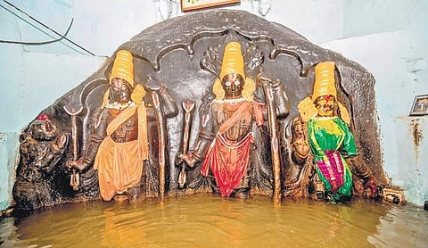 Idols of deities Kodandarama, Lakshmana and Seetha inundated in the Tungabhadra  river waters | Express