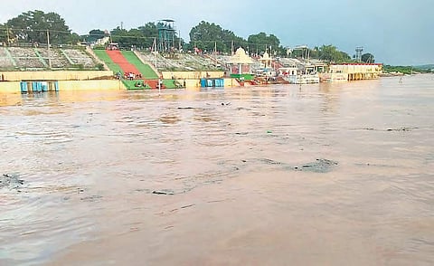 Water level rises at Bhadrachalam due to recent rains, in Khammam | EXPRESS