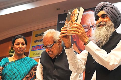 Veteran journalist Kuldip Nayar with journalist-translatorDr R Poornima at the launch of ‘Ondu Jeevana Saladu’, the Kannada translation of his autobiography ‘Beyond the Lines’ in Bangalore on Saturday I Nagesh Polali