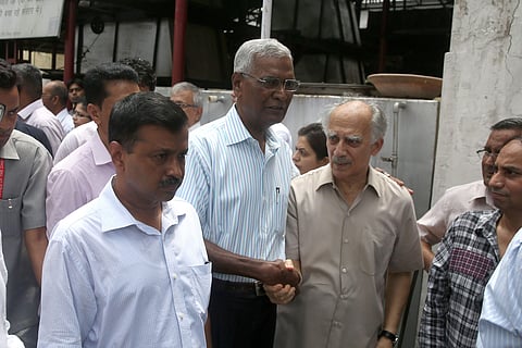 (L-R) Delhi CM Arvind Kejriwal, CPI leader D Raja and former Union minister Arun Shourie at Lodhi Road crematorium to pay tributes to Kuldip Nayar. (Photo | EPS/Shekhar Yadav)