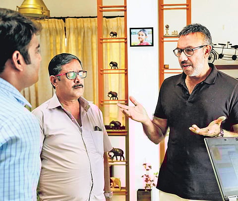 A still from Echarikai Idhu Manidhargal Nadamadum Idam.