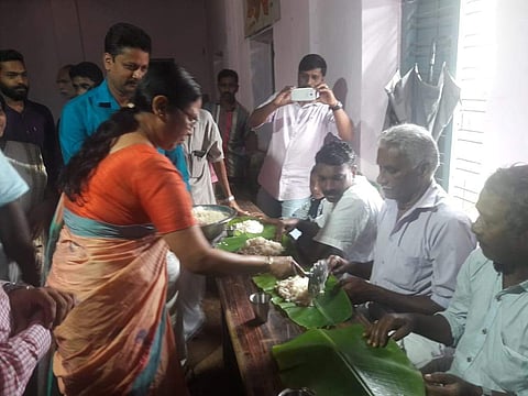Health and social justice minister KK Shylaja along with flood victims at Pilakkav Relief camp at Mananthavadiy in Wayanad on Saturday, the Thiruvonam Day. (Photo | B P Deepu / EPS)