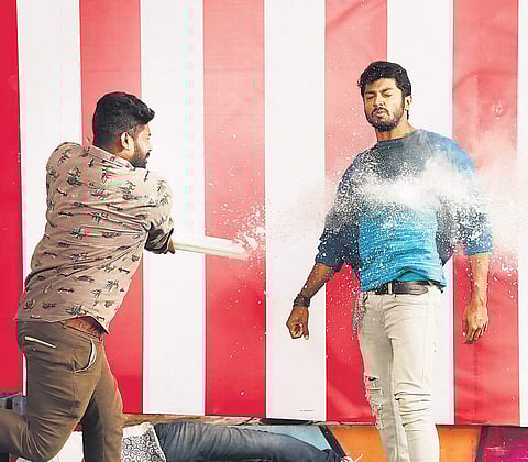 A scene from the movie Paddehuli