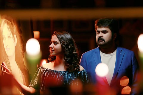 Miya and Anoop Menon in Ente Mezhuthiri Athazhangal.