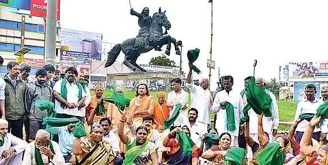 Members of Uttara Karnataka Rajya Raita Sangh stage a protest at Rani Chennamma Circle in Hubballi on Thursday | D HEMANTH