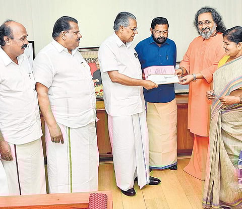 Swami Amritaswarupananda Puri of Mata Amritanandamayi Math handing over the cheque to Chief Minister Pinarayi Vijayan