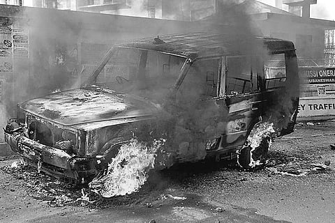 Lawyer-cops tussle takes ugly turn, PCR van set on fire