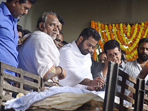 Junior NTR during the funeral of his father Hariskrishna at Mahaprasthanam in Hyderabad on Thursday. (Photo | EPS/ Vinay Madapu)