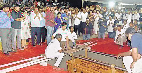 6.55 pmCasket with Karunanidhi’s mortal remains closed and lowered into burial pit7.00 pm Defence personnel give gun salute and Karunanidhi laid to rest