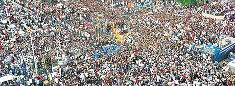 A sea of people witnessing DMK leader M Karunanidhi’s funeral procession, in Chennai on Wednesday | ASHWIN PRASATH