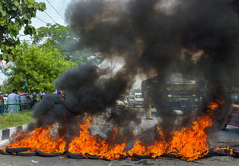 Jammu Congress Party workers burn tyres during 'Bharat Bandh' protest called by Congress and other parties against fuel price hike and depreciation of the rupee in Jammu Monday Sept 10 2018. (Photo | PTI)