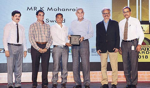 K Mohanraj received the CavinKare-MMA Chinnikirshnan Innovation awards 2018