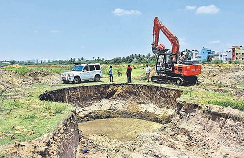 The work of digging wells on the Agaram lake going on to implement the Chitlapakkam drinking water project | Ashwin Prasath